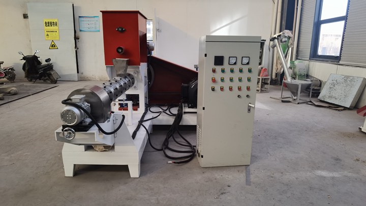 Poultry feed pelleting machine for farm use in Botswana